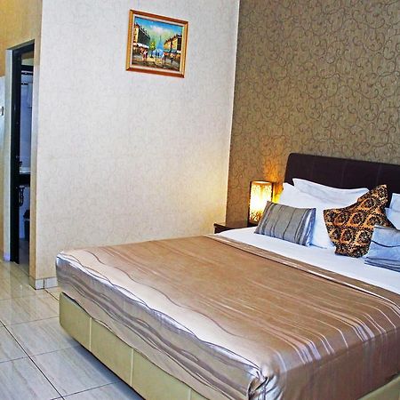 Hotel C3 スマラン エクステリア 写真